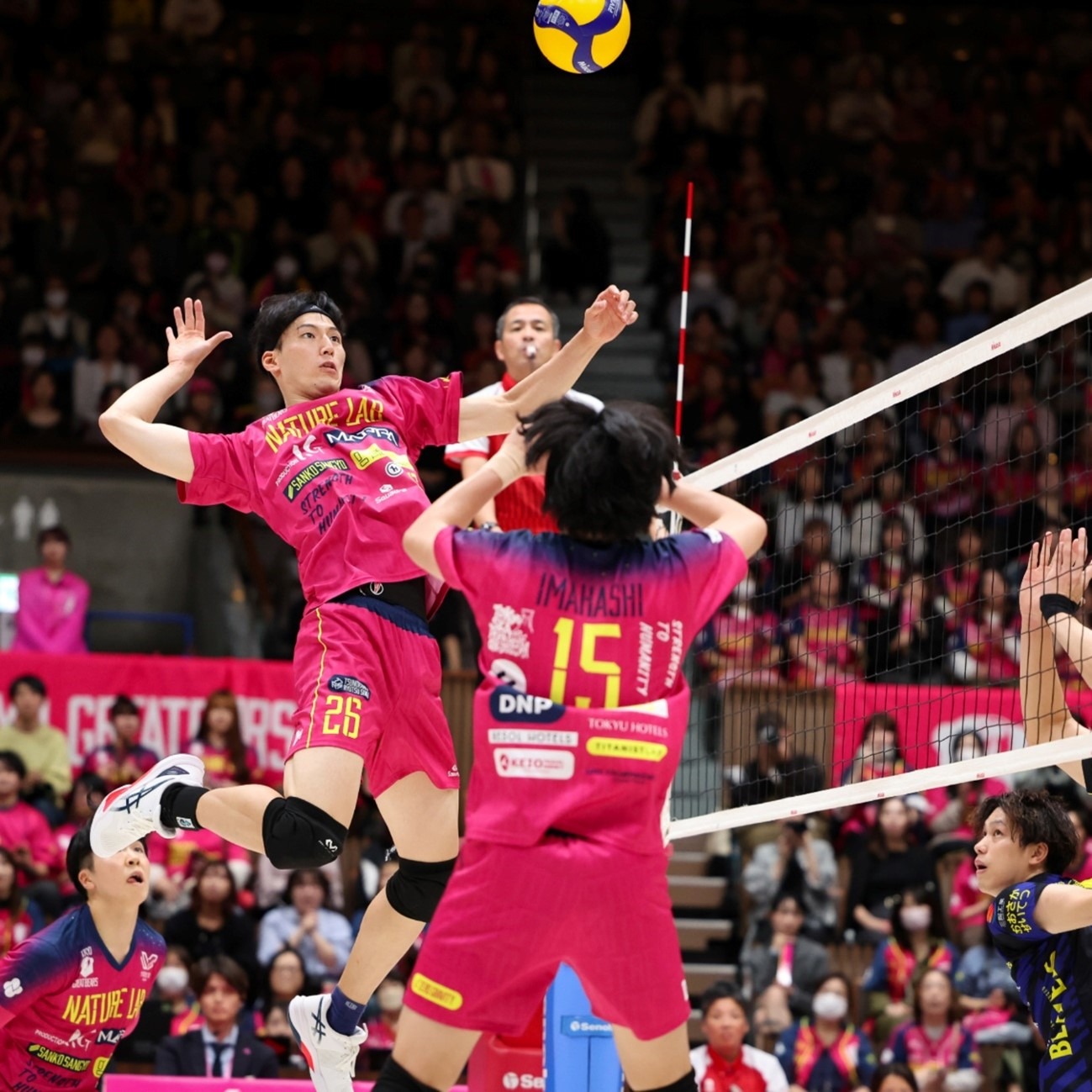 精彩！阿瑙托维奇禁区外凌空抽射破门，半决赛又是米兰德比